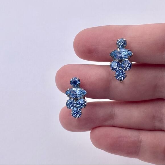 Mid Century Winter Ice Blue Rhinestone Cluster Screw Back Earrings - Picture 1 of 8